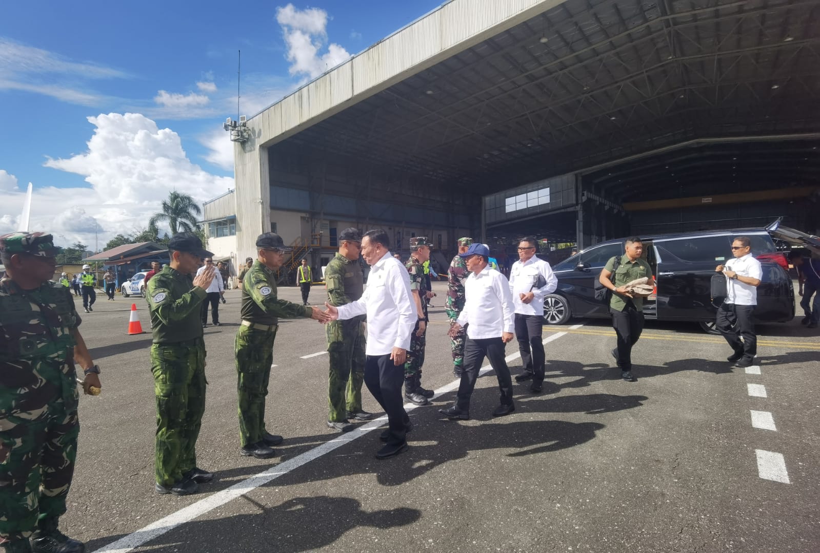 Menko Polkam dan Kepala BIN tiba di Bandara Mozes Kilangin Timika, disambut jajaran militer dan aparat setempat untuk kunjungan kerja.