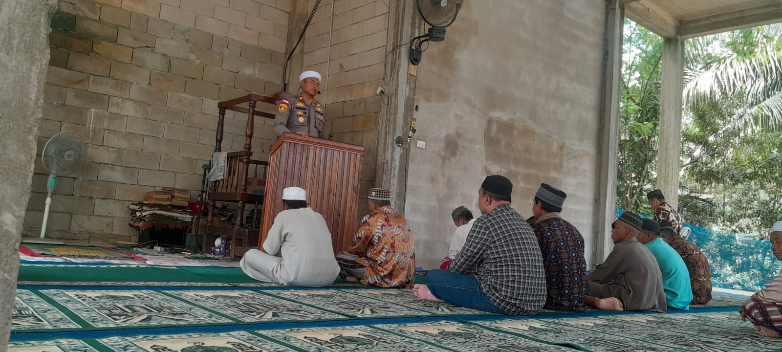 Wakapolres Sambas saat menjadi khotib Salat Jumat di masjid Nurul Yaqin Desa Sungai Baru Teluk Keramat.