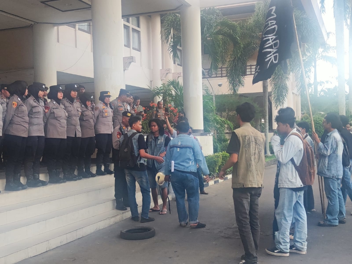 Mahasiswa Solmadapar mendatangi gedung DPRD Kalimantan Barat pada Jumat (7/10) sore untuk berdiskusi dengan anggota DPRD Kalbar yang sedang tidak berada di tempat.