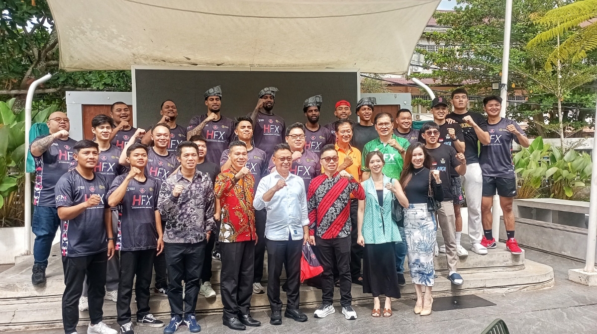 Wali Kota Pontianak Edi Rusdi Kamtono berfoto bersama tim HFX Pontianak dalam kegiatan gathering walikota Pontianak dengan pemain Basket, Jumat (7/11).
