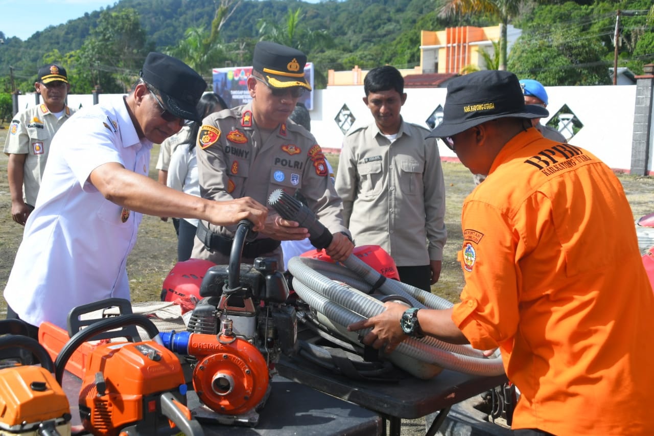 APEL : Kegiatan apel kesiapsiagaan penanggulangan bencana dalam rangka tanggap darurat menghadapi bencana hidrometeorologi di Mapolres Kayong Utara.