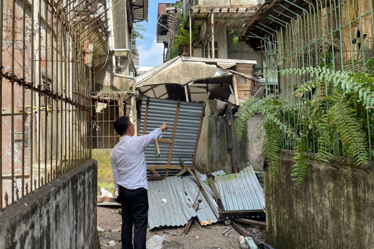 Wali Kota Pontianak Edi Rusdi Kamtono memantau lokasi ambruknya bangunan di Jalan Indragiri Barat pada Jumat (7/11).