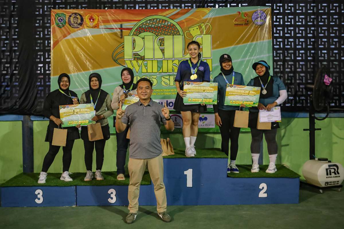 Branch Office head Prasetyo Adi Wibowo menyerahkan hadiah kepada pemenang Turnamen Tenis Piala Wali Kota Singkawang tahun 2025 di lapangan Tenis Krimandala Singkawang pada Minggu (2/11/2025).
