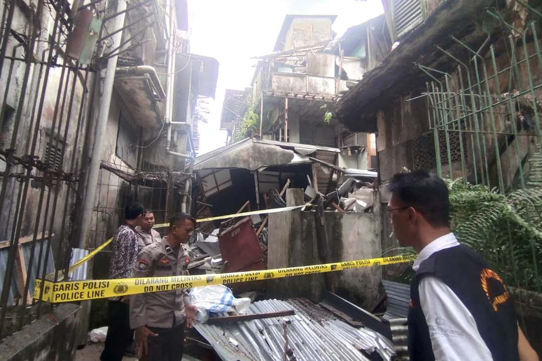 Garis polisi terpasang di lokasi ambruknya dua ruko di Jalan Indragiri Barat Pontianak pada Jumat (7/11).