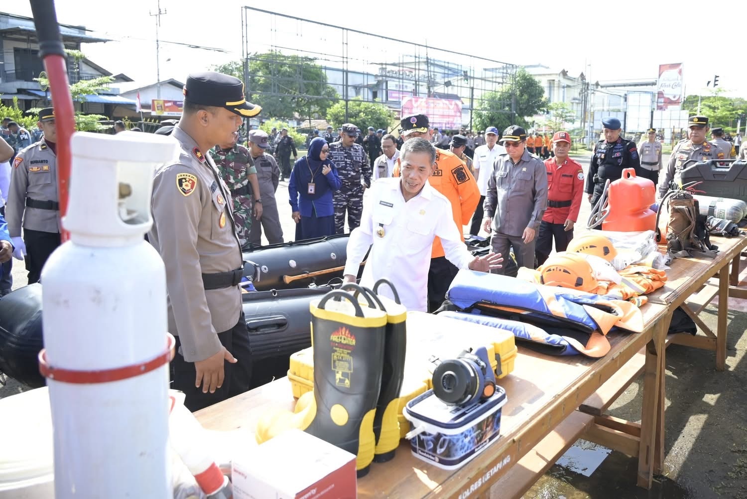 PERALATAN : Wabup Ketapang, Jamhuri Amir, mengecek peralatan evakuasi pada apel kesiapan menghadapi bencana di halaman Mapolres Ketapang, Rabu (5/11).
