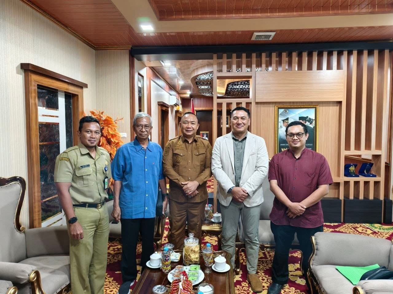 AUDIENSI : Bupati Ketapang, Alexander Wilyo, menerima audiensi manajemen AMKI Ketapang dan Universitas Sapta Mandiri beberapa waktu lalu.