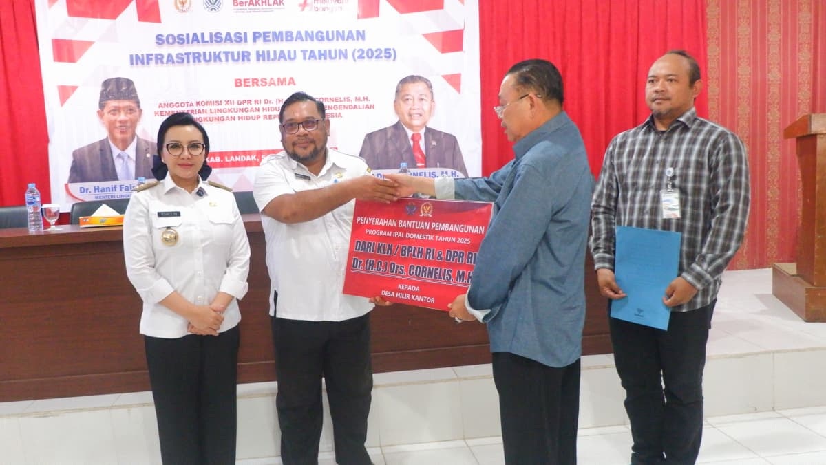 BANTUAN : Penyerahan bantuan pembangunan infrastruktut Instalasi Pengolahan Air Limbah (IPAL) di Desa Hilir Kantor dari Kementerian Lingkungan Hidup RI.
