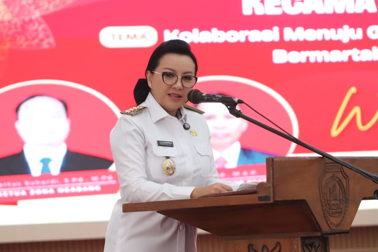 MUSYAWARAH : Bupati Landak Karolin Margret Natasa saat membuka musyawarah guru mata pelajaran SMP Zona Kecamatan Ngabang tahun 2025.