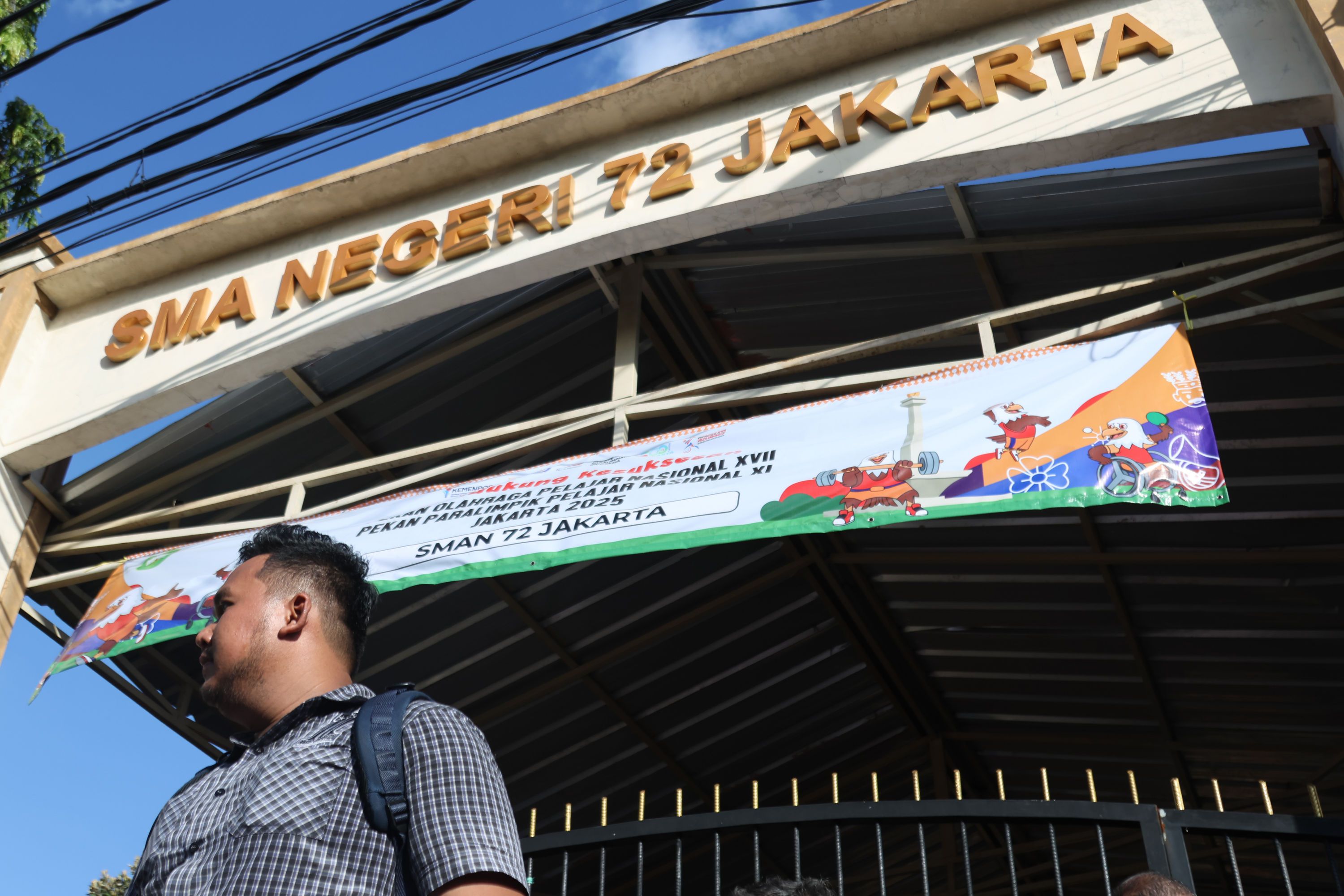 Suasana di depan gerbang SMAN 72 Jakarta, Jumat (7/11/2025).