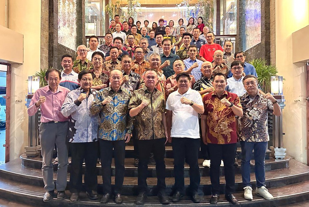 Foto bersama pengurus DPP MABT Indonesia dan para tokoh tionghoa usai acara ramah tamah.