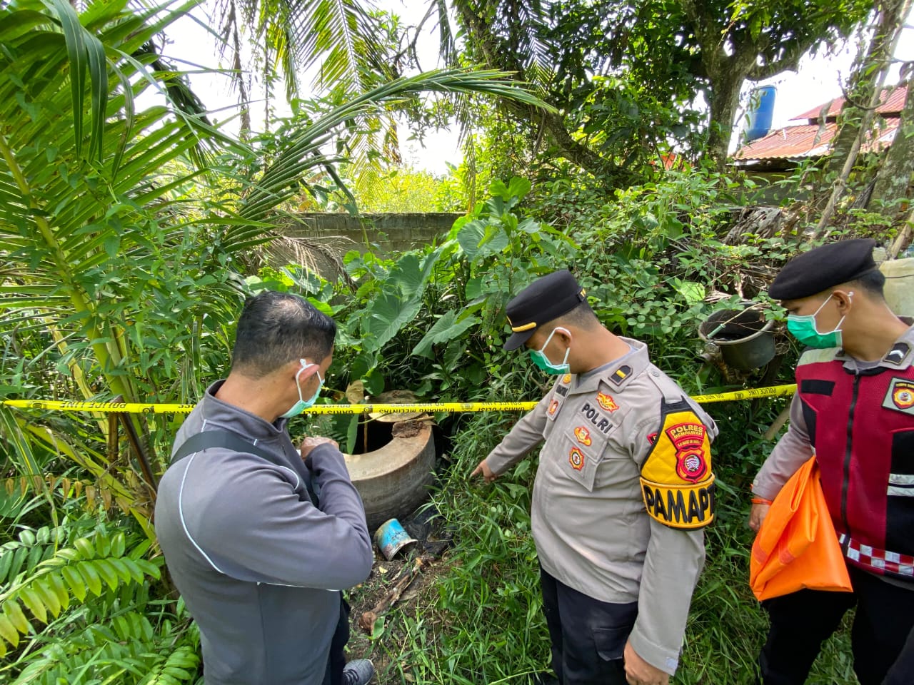 Olah TKP: Petugas kepolisian melakukan olah Tempat Kejadian Perkara (TKP) penemuan kerangka manusia di Bukit Seliung, Sungai Pinyuh, Mempawah.