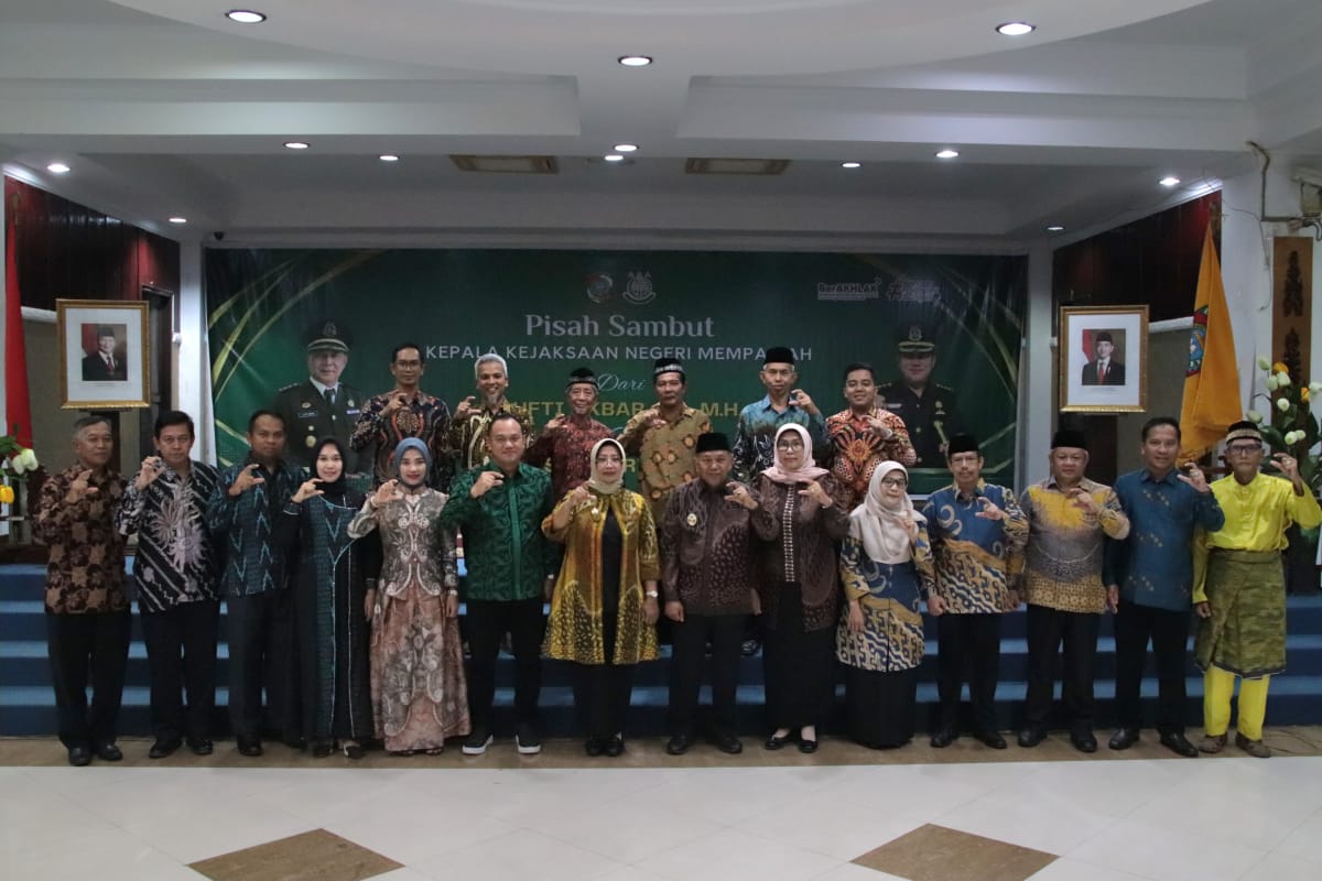 SAMBUT: Bupati dan Wakil Bupati Mempawah berfoto bersama dengan Kepala Kejaksaan Negeri (Kejari) Mempawah yang baru, serta Forkopimda, saat acara penyambutan.