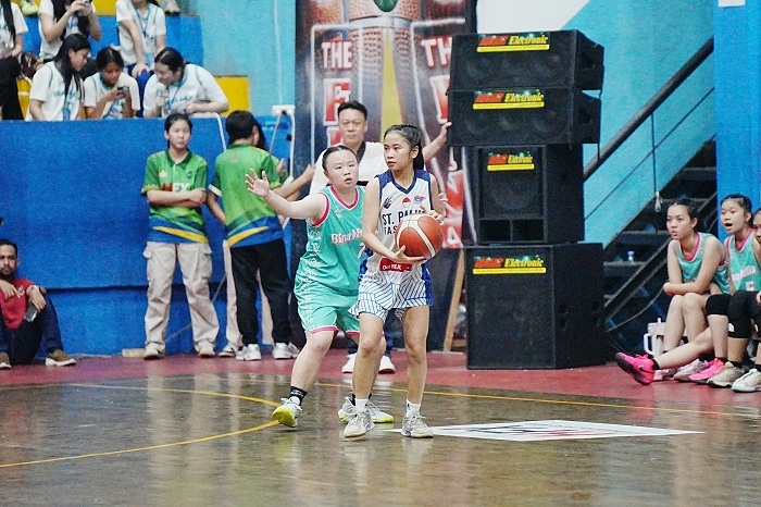Pertandingan antara SMA Santo Paulus melawan SMA Bina Mulia.