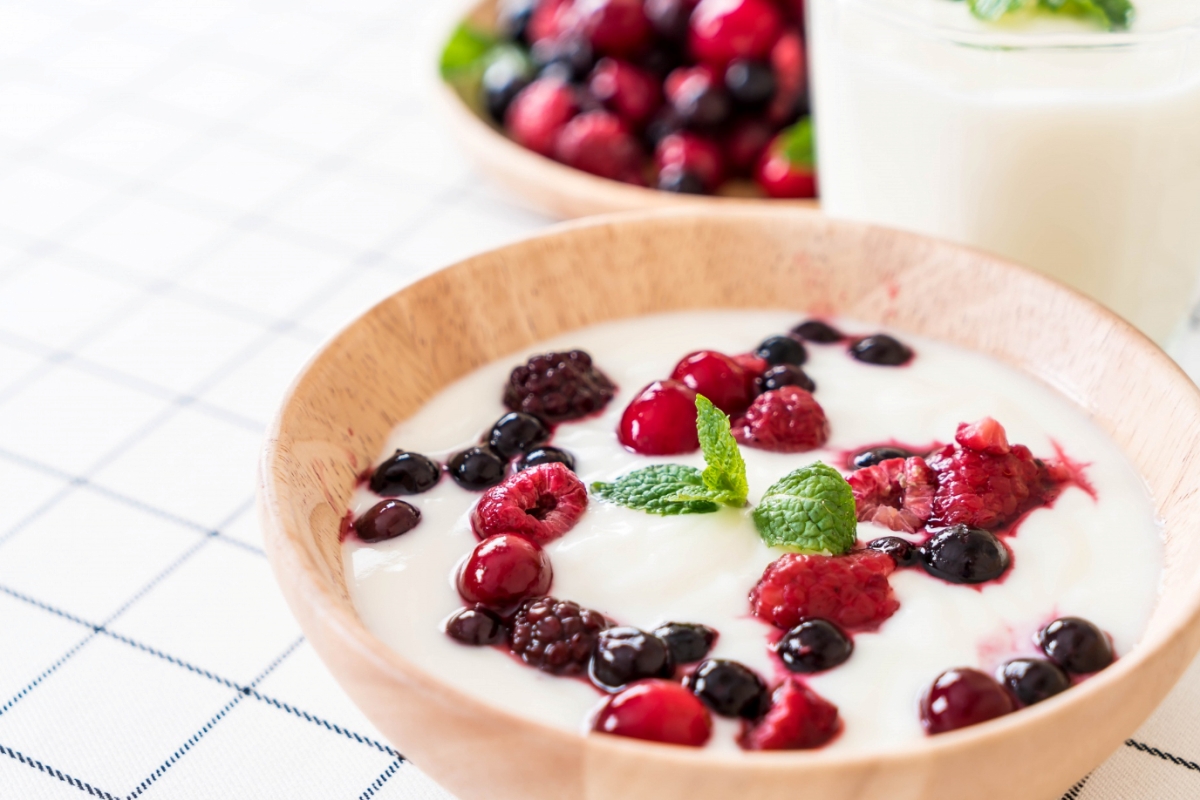 Selain dikonsumsi sebagai makanan menyehatkan, yoghurt memiliki manfaat yang baik untuk kulit wajah.