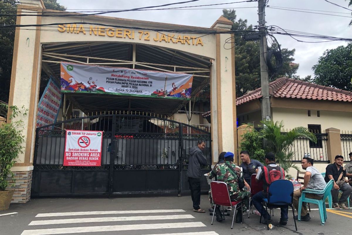 Suasana di sekitar SMAN 72 Jakarta pada Sabtu pagi (8/11). Sehari pasca ledakan terjadi kemarin siang (7/11), sekolah tersebut masih dijaga oleh petugas.