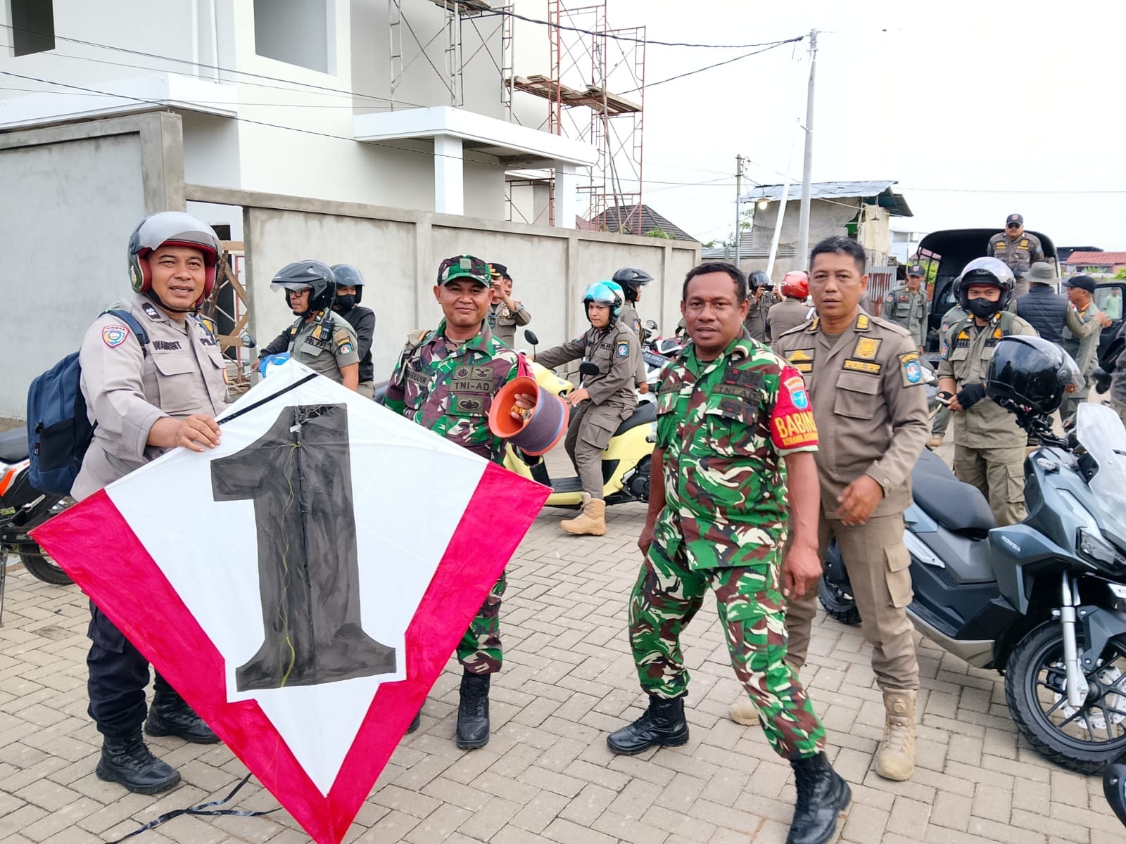 SITA LAYANGAN: Petugas gabungan Satpol PP, Polres Kubu Raya, dan Koramil 1207/05 Sungai Raya menyita layangan dan senar gelasan dalam razia di Desa Parit Baru, Selasa (12/8).