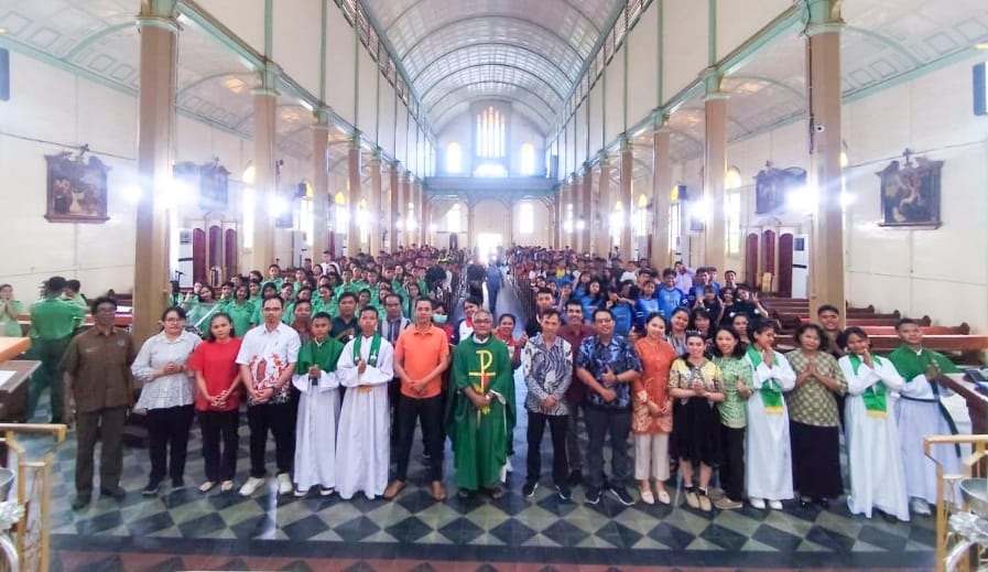 MISA: Pelajar Katolik dari sekolah negeri di Singkawang mengikuti Misa Jumat Pertama di Gereja Santo Fransiskus Assisi, Jumat (7/11).