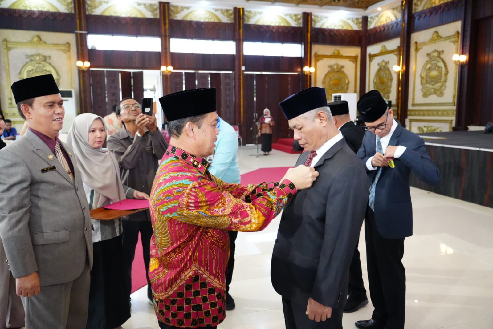 KUKUHKAN: Gubernur Kalbar Ria Norsan mengukuhkan Pengurus FKDM Kalbar Periode 2025&ndash;2028 di Pendopo Gubernur, Jumat (7/11).