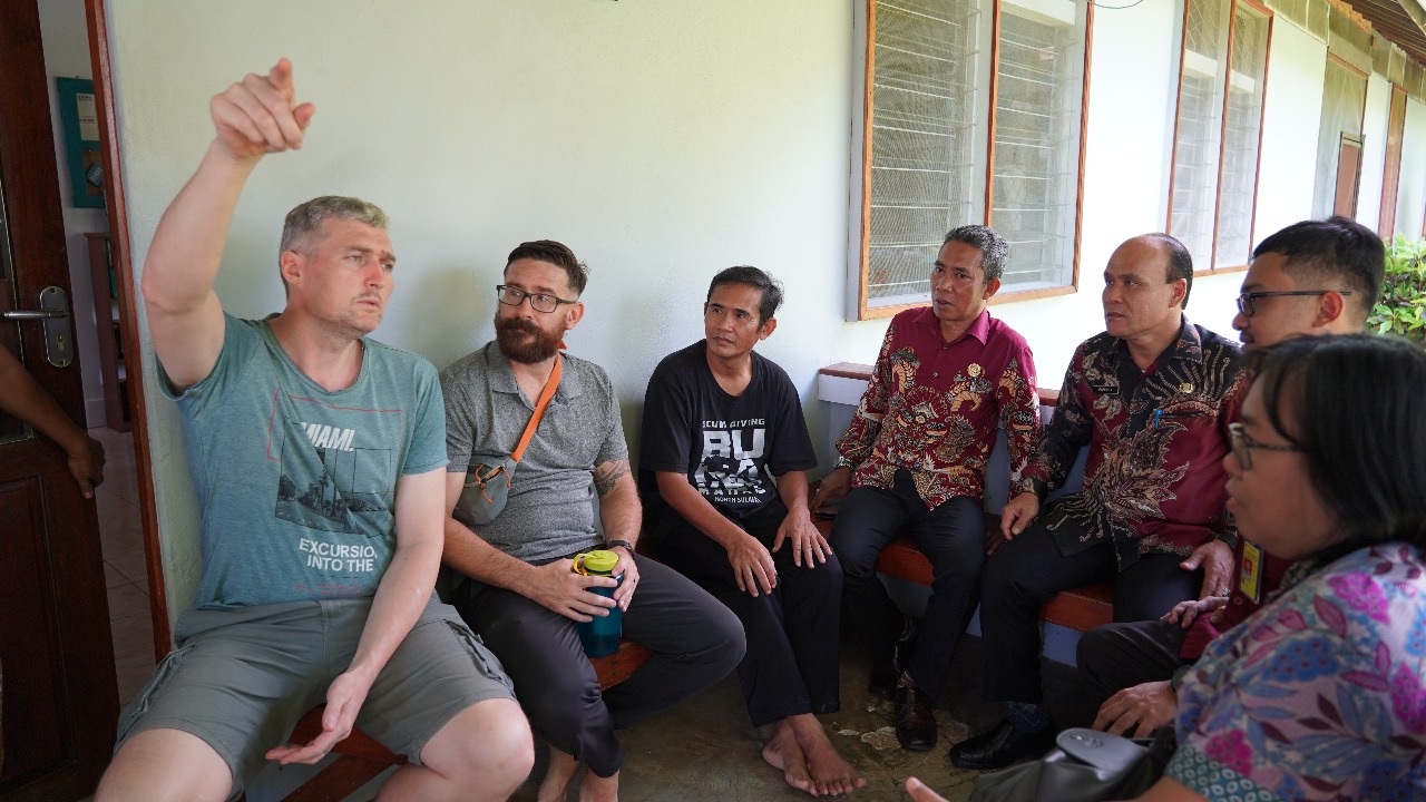 PENGAWASAN : Timpora Kapuas Hulu saat mengawasi orang asing di Kecamatan Putussibau Selatan.