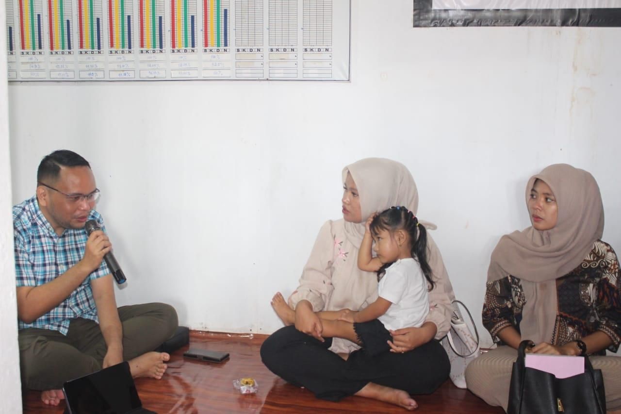 SPESIALIS : Kunjungan Dokter Spesialis Anak Kapuas Hulu, Mas Agung, pada Posyandu di Kodim Putussibau.