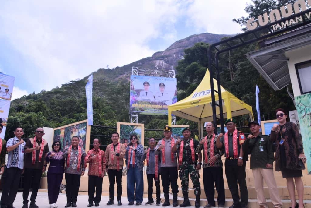 DIABADIKAN: Bupati Sintang dan Kadisporapar beserta Forkopimda, berfoto bersama usai pembukaan Kelam Tourism Festival 2025 di Taman Wisata Alam Gunung Kelam, Kamis (6/11).