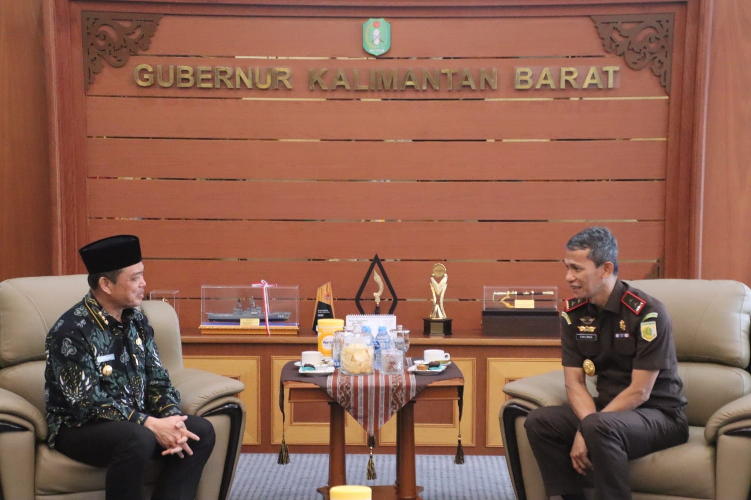 PERTEMUAN: Gubernur Kalbar Ria Norsan menerima kunjungan silaturahmi Kajati baru Emilwan Ridwan di Kantor Gubernur, Kamis (6/11).