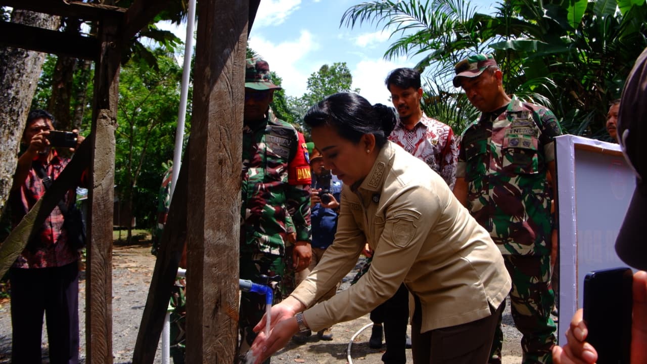 TMMD : Bupati Landak Karolin Margret Natasa saat menghadiri beberapa kegiatan dalam penutupan TMMD Imbangan di Mempawah Hulu.