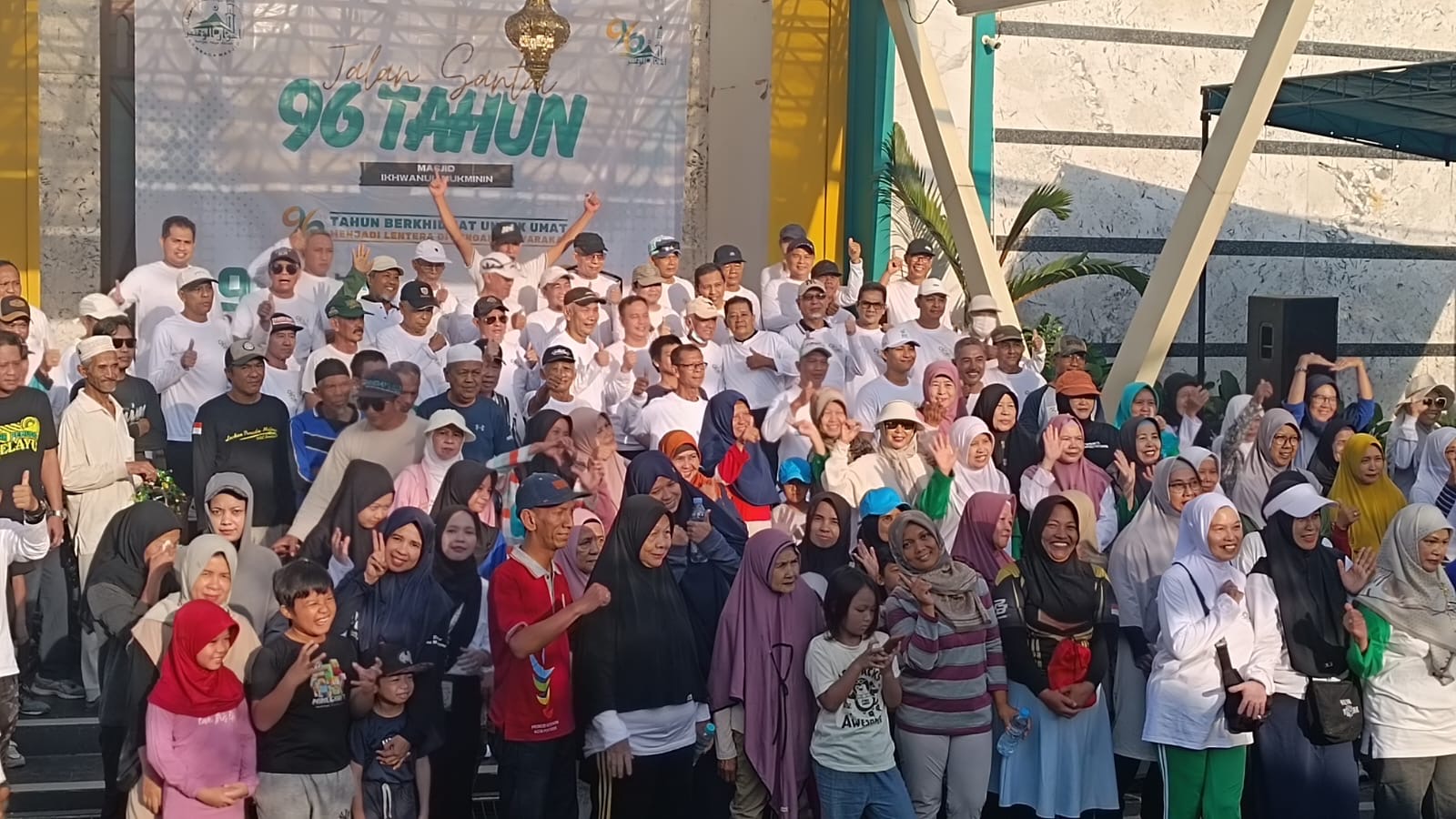Ratusan warga berfoto bersama di halaman Masjid Ikhwanul Mukminin usai kegiatan Jalan Sehat dalam rangka Milad ke-96 yang berlangsung penuh keakraban dan kebersamaan.