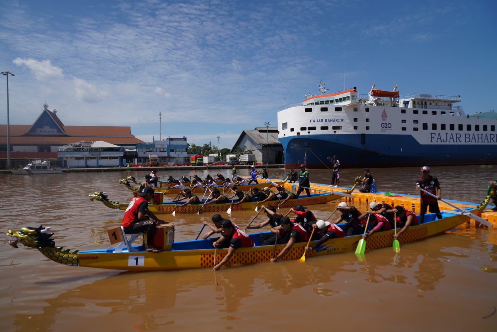 LAGA: Para peserta Pontianak Dragon Boat Race 2025 tengah berlaga di Sungai Kapuas.