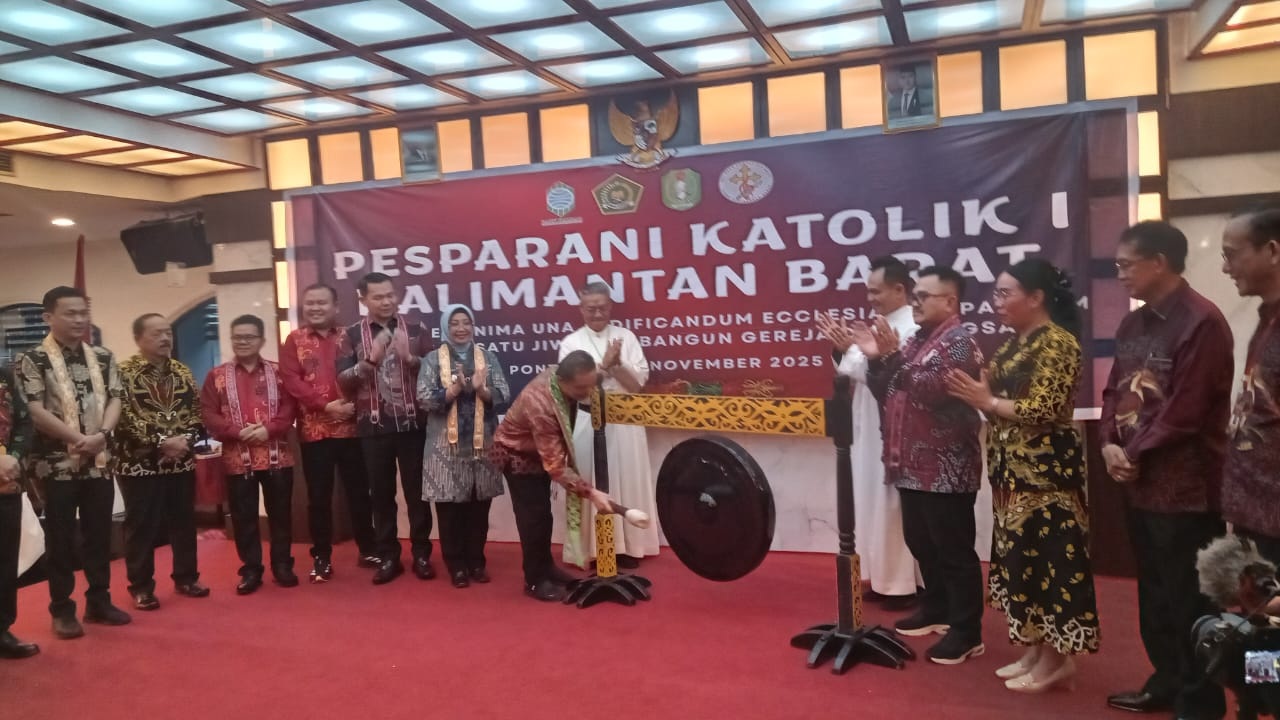 PERDANA: Pembukaan Pesta Paduan Suara Gerejani (Pesparani) Katolik I Kalimantan Barat Tahun 2025, ditandai dengan pemukulan gong oleh Gubernur Kalbar.