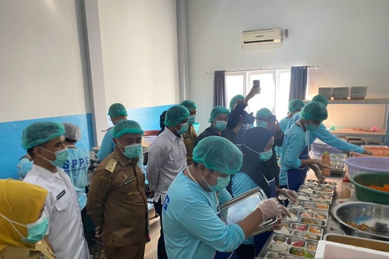 TINJAU: Wakil Gubernur Krisantus Kurniawan meninjau kelayakan dapur MBG pada salah satu SPPG yang ada di Kota Pontianak.