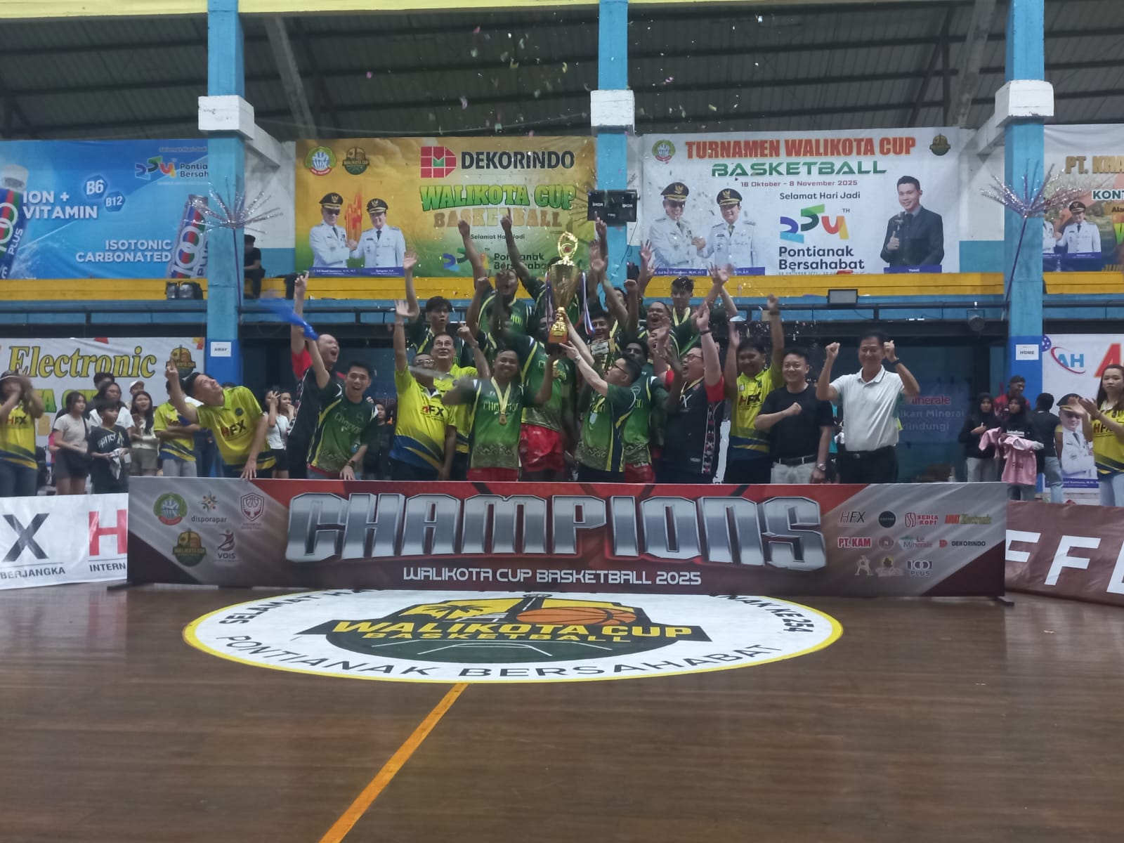 JUARA : Tim basket HFX berhasil meraih podium pertama dalam turnamen Walikota Cup 2025, usai mengalahkan BBM &times; AIKA dalam laga final yang digelar di GOR Perbasi Kota Pontianak, Sabtu (8/11).