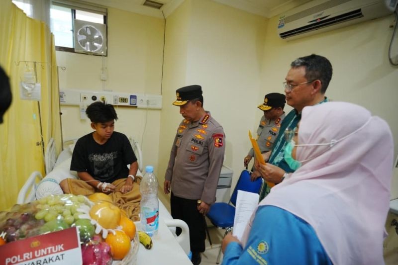 JENGUK: Kapolri Jenderal Polisi Listyo Sigit Prabowo menjenguk salah satu korban ledakan di SMAN 72 Jakarta yang dirawat di Rumah Sakit Islam Jakarta (RSIJ) Cempaka Putih, Jakarta Pusat, Sabtu (8/11).