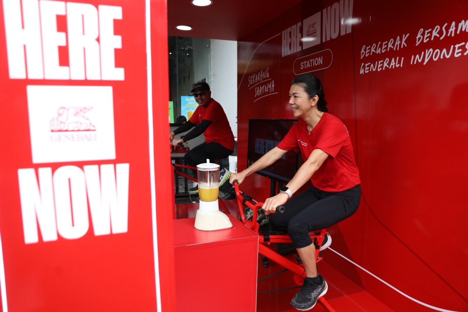 AKTIVITAS: Direksi Generali Indonesia, Rebecca Tan mencoba aktivitas #HereNow healthy challenge di Gelora Bung Karno, Jakarta Sabtu, (8/11).