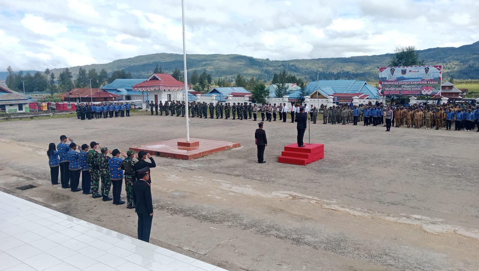 Upacara Peringatan Hari Pahlawan 2025 di Lapangan Apel Kantor Bupati Paniai, diikuti oleh TNI, Polri, ASN, dan masyarakat.