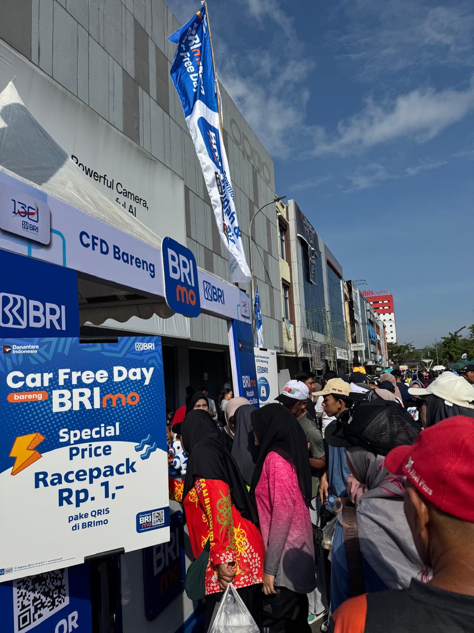 Warga Pontianak antusias mengunjungi booth BRImo saat Car Free Day di Jalan Ahmad Yani untuk menikmati promo dan edukasi keuangan digital.
