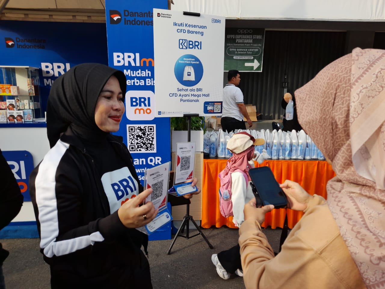 Keceriaan booth BRImo di Car Free Day hadir di tengah warga Pontianak, sebagai upaya meningkatkan inklusi keuangan digital dari Bank BRI.