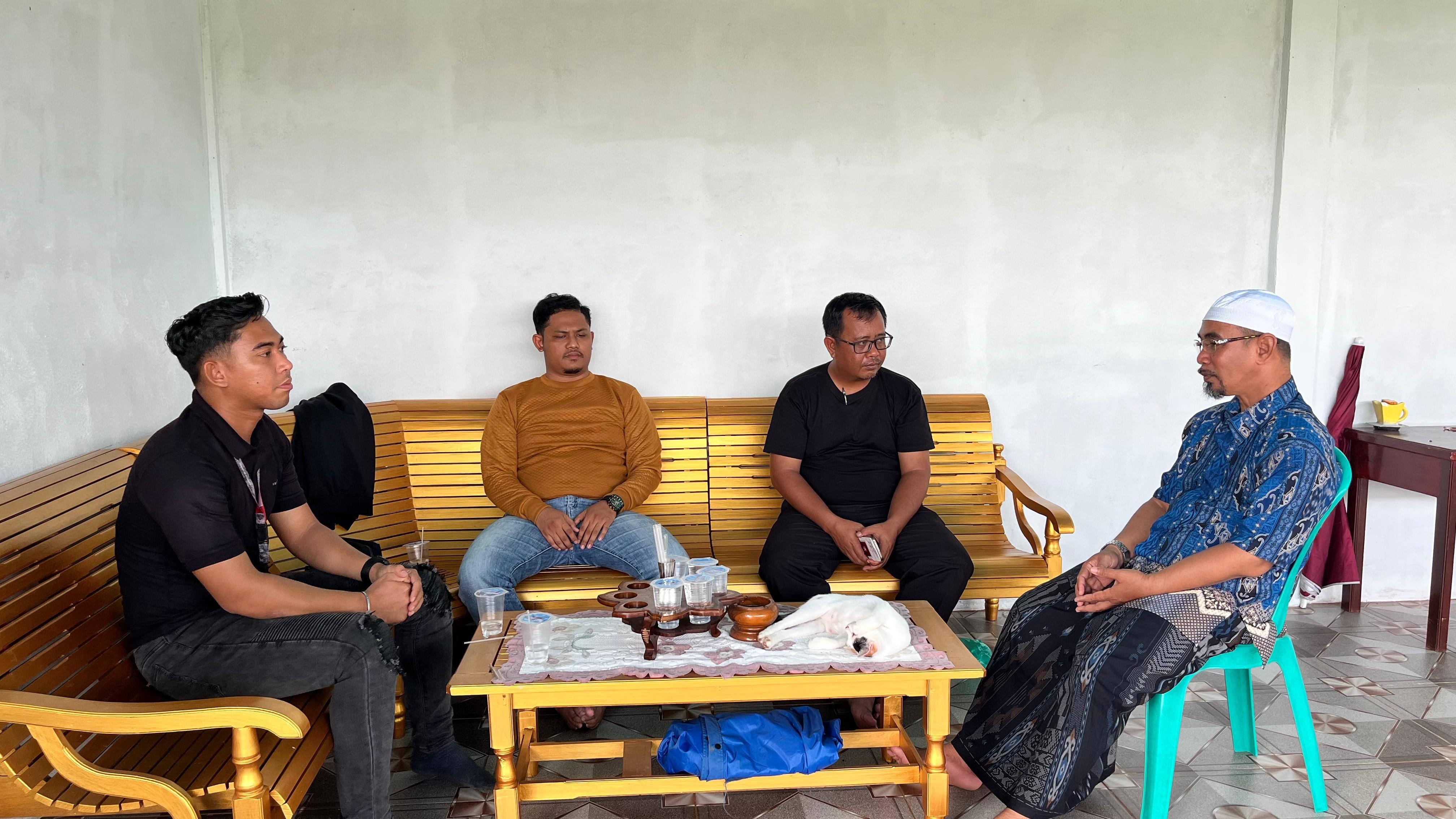DIALOG: Syarif Hasan Al Hadad saat dialog dan mengajak warga Desa Harapan Mulia menjaga suasana kondusif menjelang Pilkades.