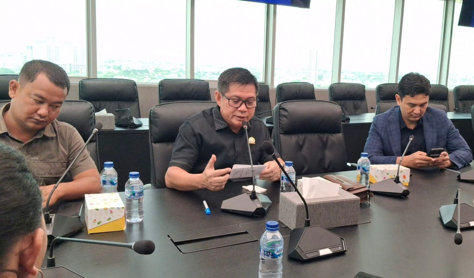 SAMPAIKAN ASPIRASI: Wakil Ketua DPRD Ketapang, Syaidianur, mendampingi sejumlah kepala desa di Ketapang menyampaikan aspirasi terkait listrik kepada Komisi XII DPR RI di Jakarta beberapa waktu lalu.