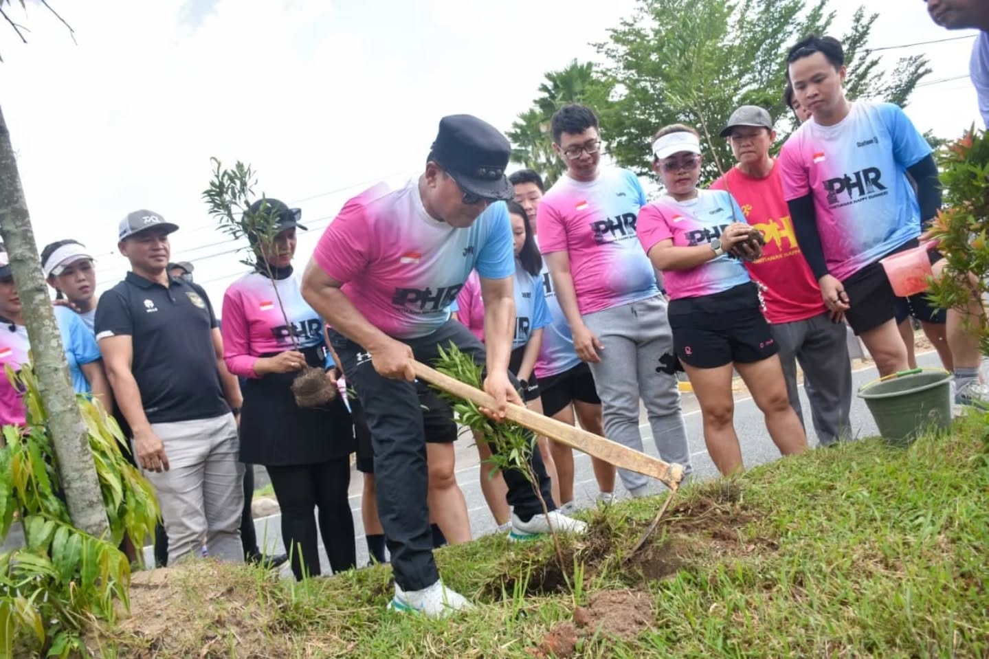TANAM POHON: Bupati Kubu Raya, Sujiwo, ikut menanam pohon bersama anggota Pontianak Happy Runners dalam peringatan ulang tahun pertama komunitas, Minggu (9/11).