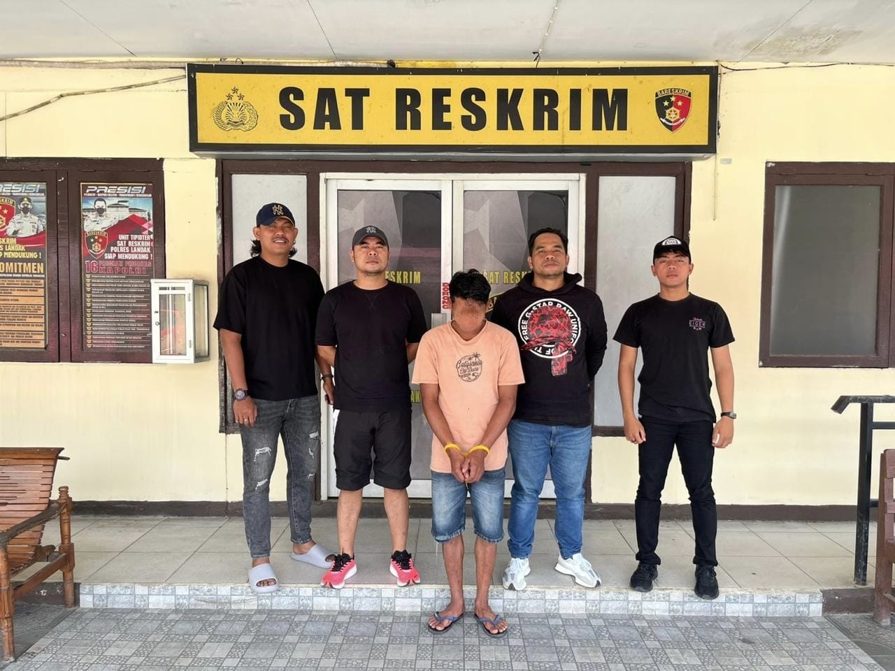 DITANGKAP: Pelaku penggelapan sepeda motor saat diamankan tim gabungan unit Jatanrasa Polres Landak dan Polres Sambas.