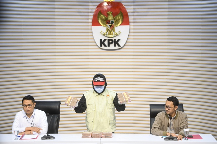 Direktur Penyidikan (Dirdik) KPK Asep Guntur Rahayu (kiri) didampingi Juru Bicara KPK Budi Prasetyo (kanan) menunjukan barang bukti hasil Operasi Tangkap Tangan (OTT) yang melibatkan Bupati Ponorogo Sugiri Sancoko di gedung Merah Putih KPK, Jakarta, Mingg