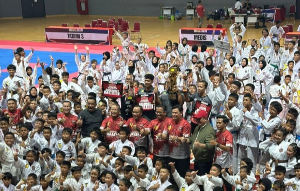 Kontingen atlet karate Kapuas Hulu mencetak sejarah dengan meraih puluhan medali emas dalam Kejurda Inkanas Kalbar pada Minggu (9/11).