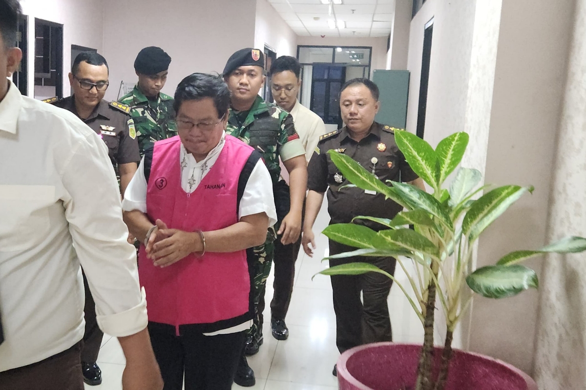Penahanan AS mantan wakil bupati sintang oleh Kejati Kalbar setelah ditetapkan sebagai tersangka dugaan korupsi dana hibah Pemkab Sintang ke Gereja Jemaat GKE Petra Sintang pada Senin (10/11).