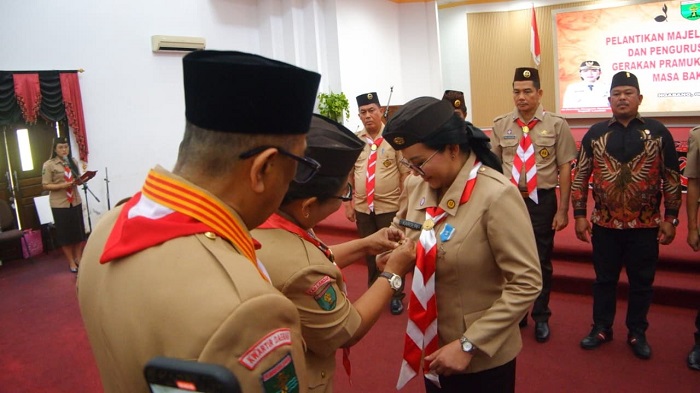 DILANTIK: Bupati Landak Karolin Margret Natasa saat dilantik sebagai Ketua Mabicab Gerakan Pramuka Kabupaten Landak periode 2025-2030.