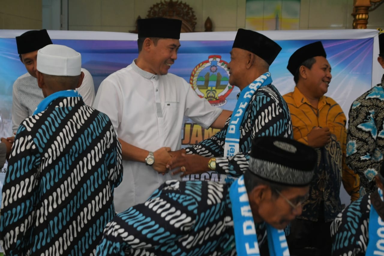 BERANGKAT UMRAH: Sekda Kayong Utara Erwin Sudrajat melepas 27 tokoh agama ke Tanah Suci di Masjid Jami&rsquo; Qudsy Sukadana, Sabtu (8/11).