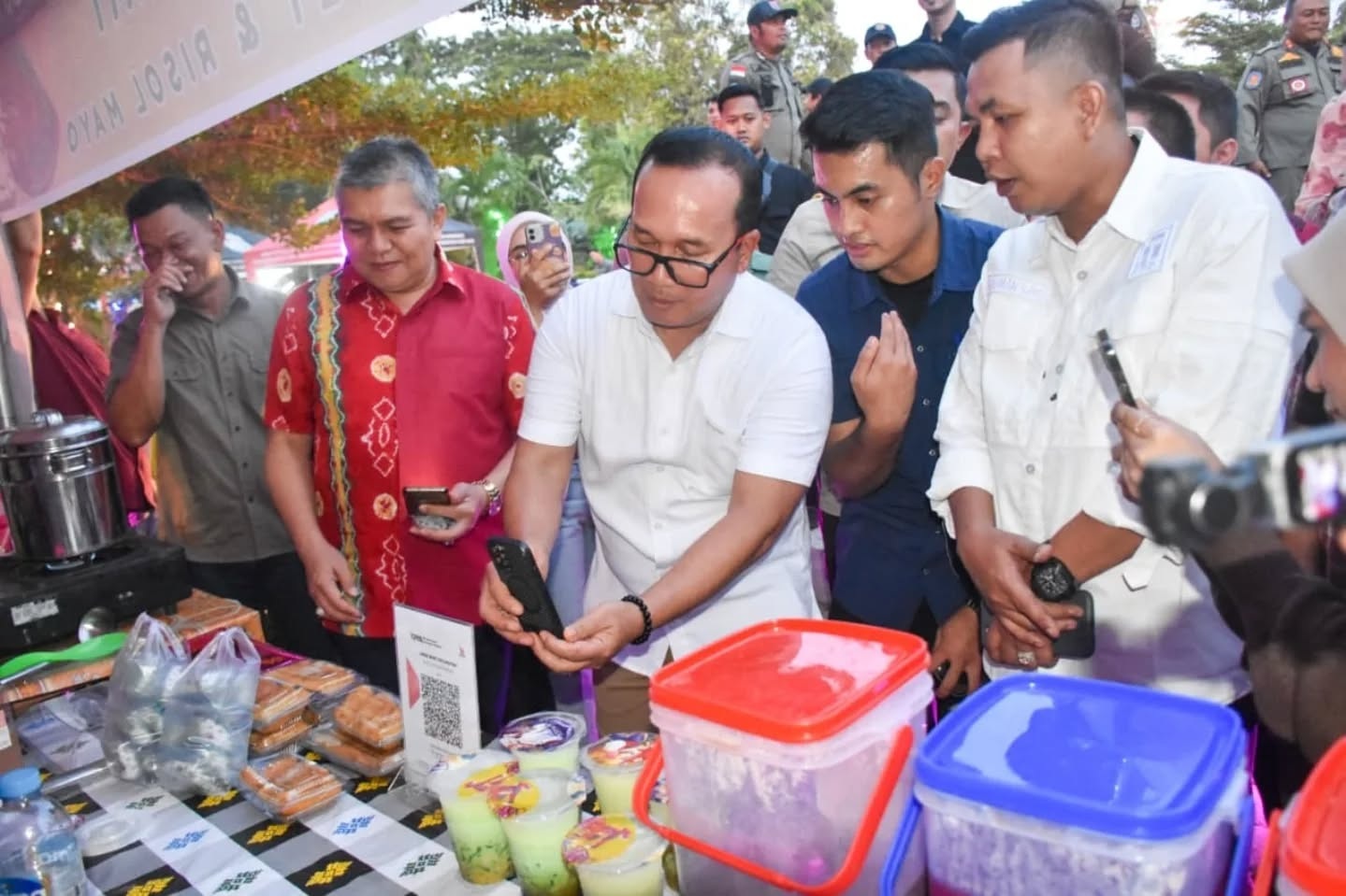 QRIS: Bupati Sujiwo menjajal pembayaran via QRIS usai meresmikan Gerai UMKM Tugu Alianyang yang kini mendukung transaksi digital, Sabtu (8/11).