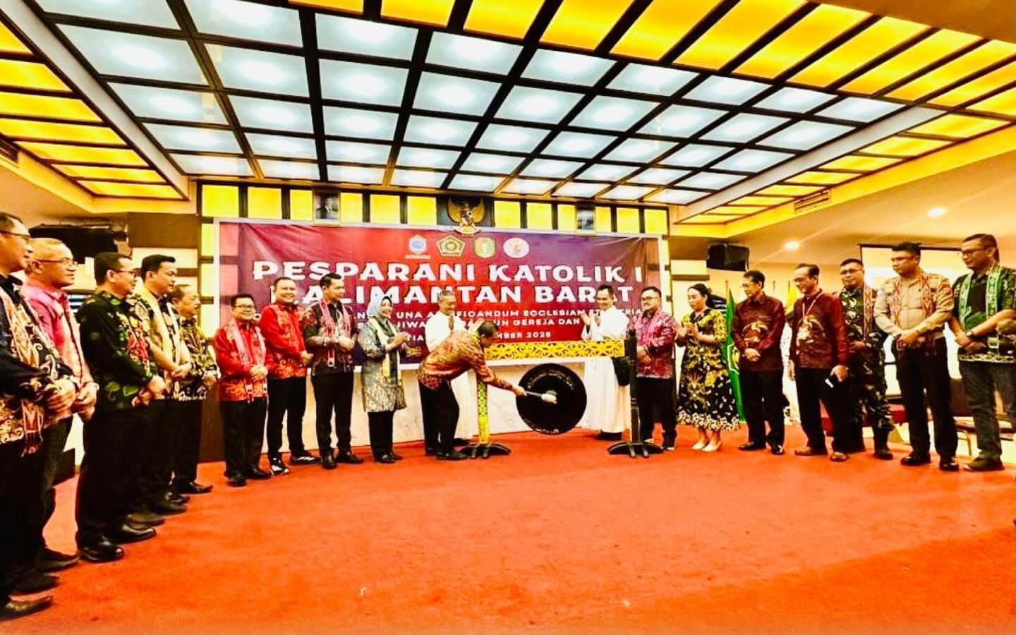 PEMBUKAAN: Wakil Bupati Sintang, Florensius Ronny, saat hadir dalam pembukaan Pesparani Katolik I Kalbar 2025, Jumat (7/11).