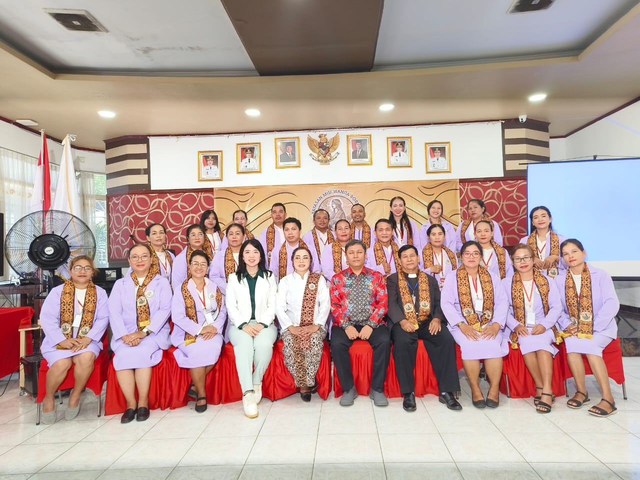 DILANTIK: Pendiri, Pengawas, dan Pengurus Yayasan Misi Wanita (Yamista) Borneo periode 2025-2028 yang dilantik di hotel Lavender, Sabtu (8/11).