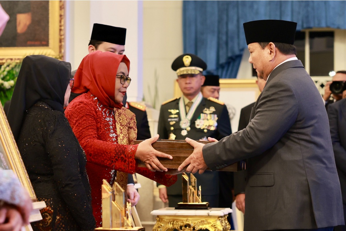 Kakak kandung Marsinah, Marsini menerima gelar pahlawan nasional dari Presiden RI Prabowo Subianto di Istana Negara Jakarta pada Senin (10/11).
